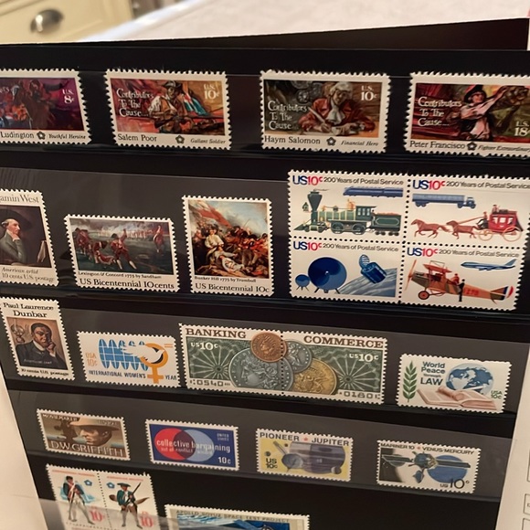 USPS 1975 Mint Set of Commemorative Stamps Stamp Album 28 Unmarked Stamps - Picture 9 of 10